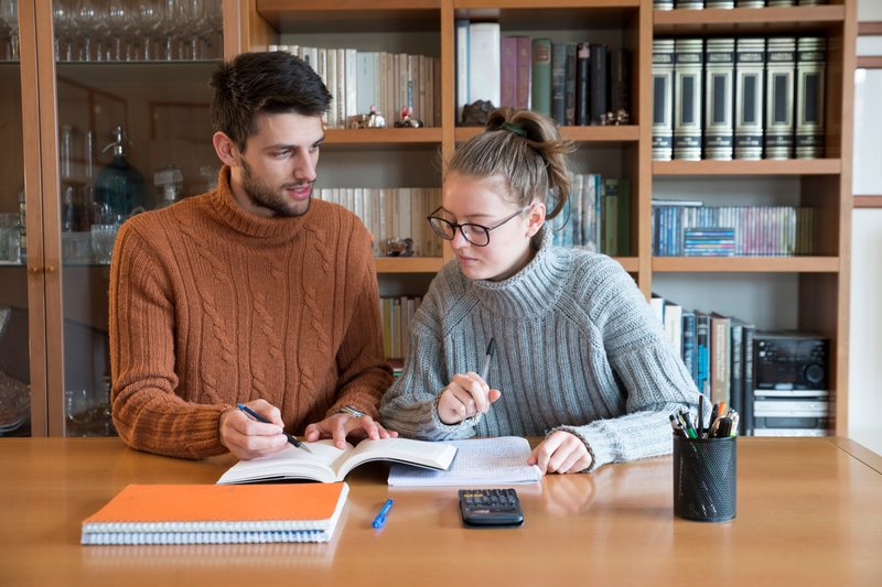 Professeur particulier aide un élève à réviser ses cours à domicile en Suisse – Apprentus