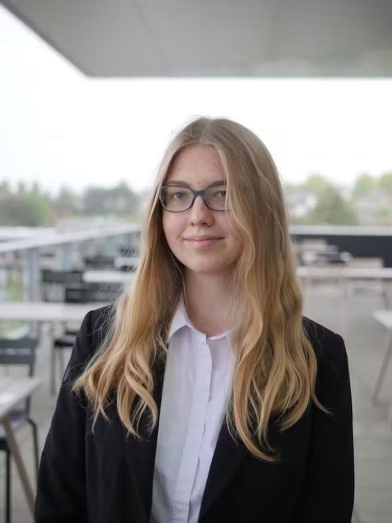 Professeure dde maths, biologie et chimie qualifiée et disponible pour des cours particuliers