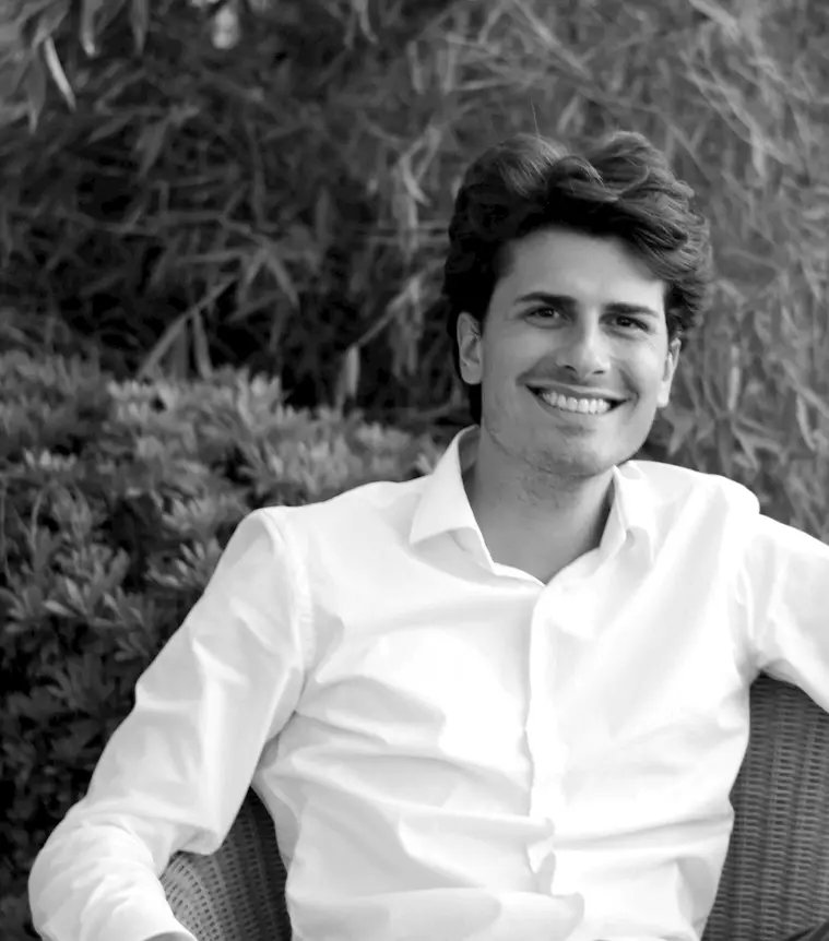 Portrait en noir et blanc d’un professeur particulier d’allemand, souriant