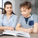 professeur accompagnent un élève lors d'un cours particulier
