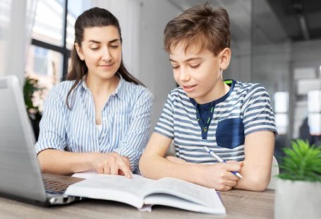 professeur accompagnent un élève lors d'un cours particulier