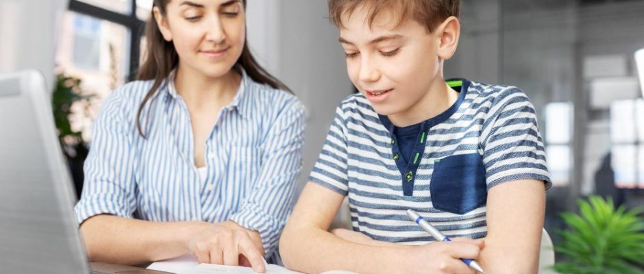 professeur accompagnent un élève lors d'un cours particulier